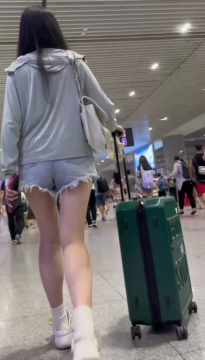【视频】街拍小家碧玉的新潮热裤宽臀女生[GH-MGXQ]