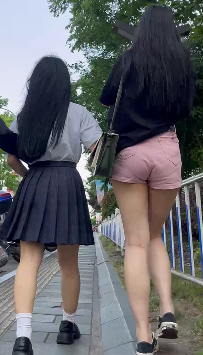 【视频】偶遇月里嫦娥的潮流热裤宽臀辣妹[YE-45W4]