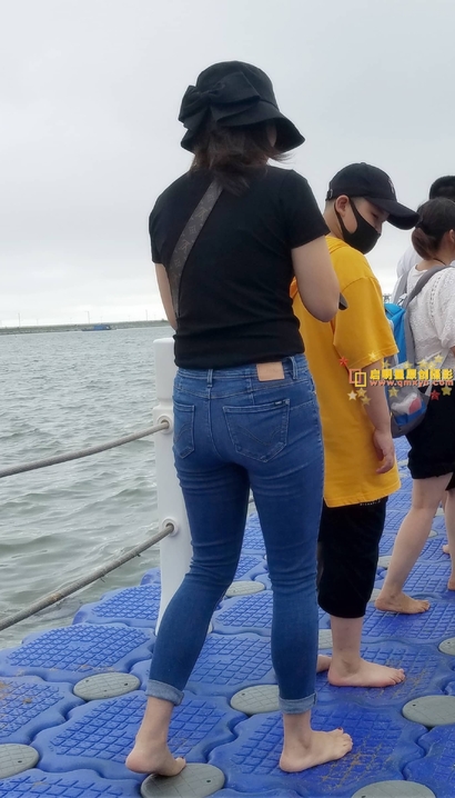 街拍娉婷婀娜的极品紧身牛仔裤美腿小姐姐[QY-5M48]