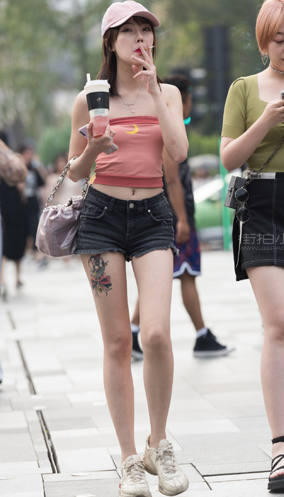 一位风华绝代的潮流热裤宽臀女孩[HV-622X]