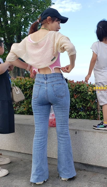 街拍花容月貌的小清新牛仔裤大长腿女生[VW-06AB]