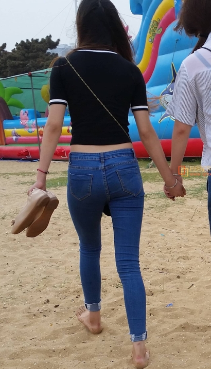 一位国色天香的潮流紧身牛仔裤翘臀女生[VQ-G412]