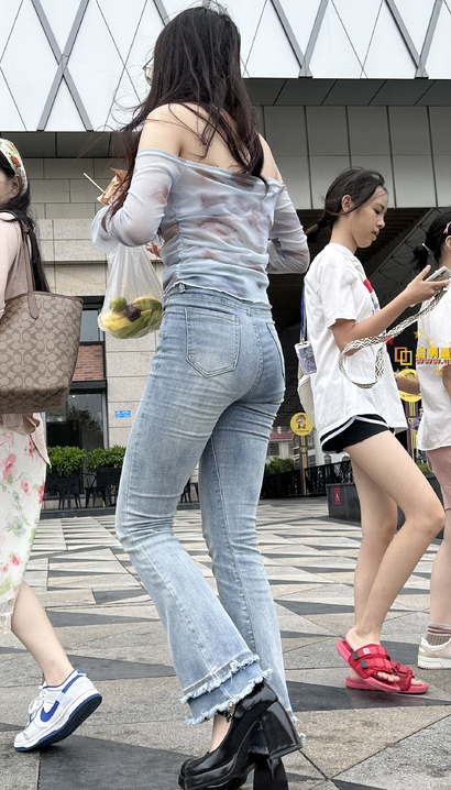 一位花枝招展的时髦紧身牛仔裤美腿御姐[PB-813J]