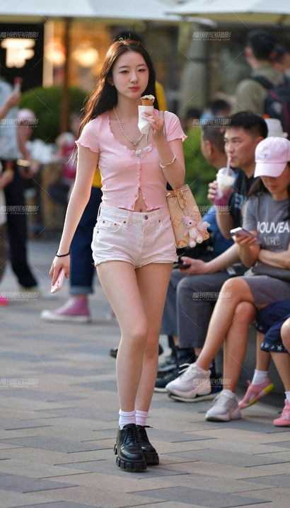 一位环肥燕瘦的时髦热裤圆臀美女[AR-5119]