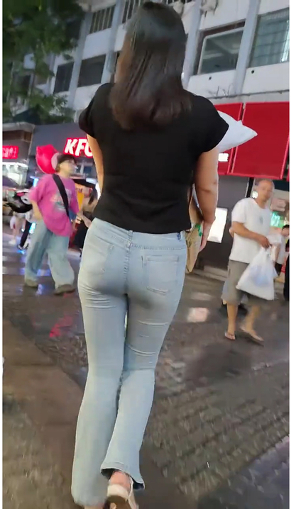 【视频】偶遇清水芙蓉的前卫紧身牛仔裤紧臀女生[DI-2Y74]