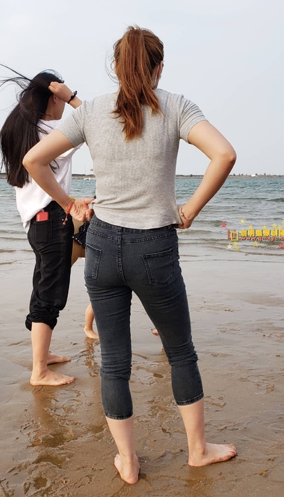 偶遇仪态万千的气质紧身牛仔裤翘臀美女[SB-VA8B]