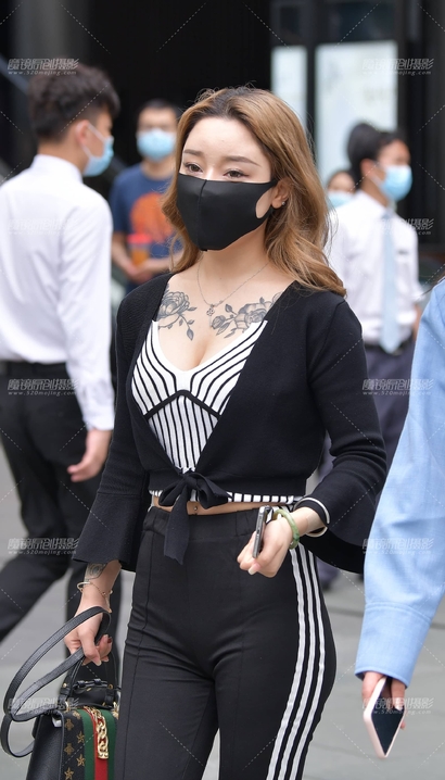抓拍袅袅娉娉的前卫牛仔裤圆臀靓女[OC-547C]
