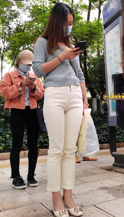 抓拍温婉可人的前卫个性服饰宽臀女孩[HO-56EA]