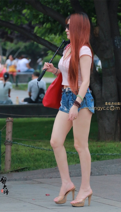 一位软玉温香的性感热裤大长腿美女[UI-2M03]