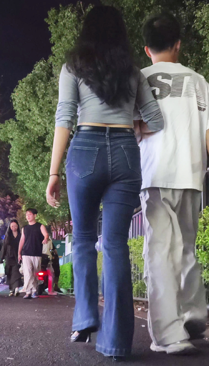 【视频】抓拍美丽大方的时尚紧身牛仔裤翘臀辣妹[CA-N6U4]