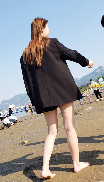 偶遇桃腮杏脸的前卫热裤宽臀靓女[EV-C02P]