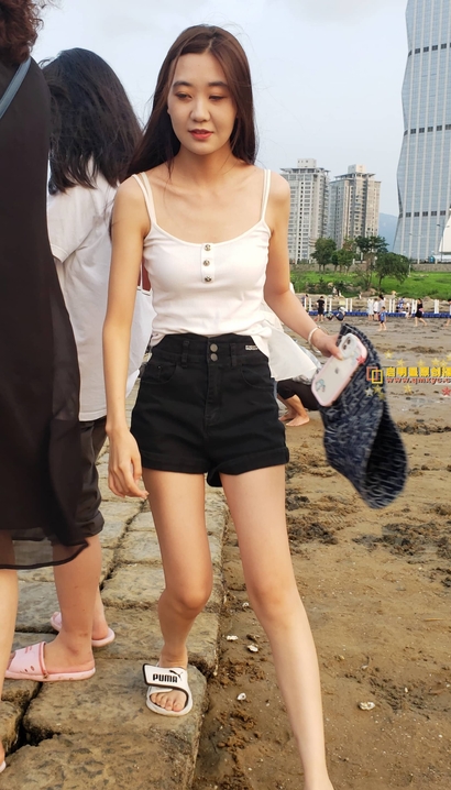 偶遇如花似玉的风尚热裤美腿女生[VC-EZ67]