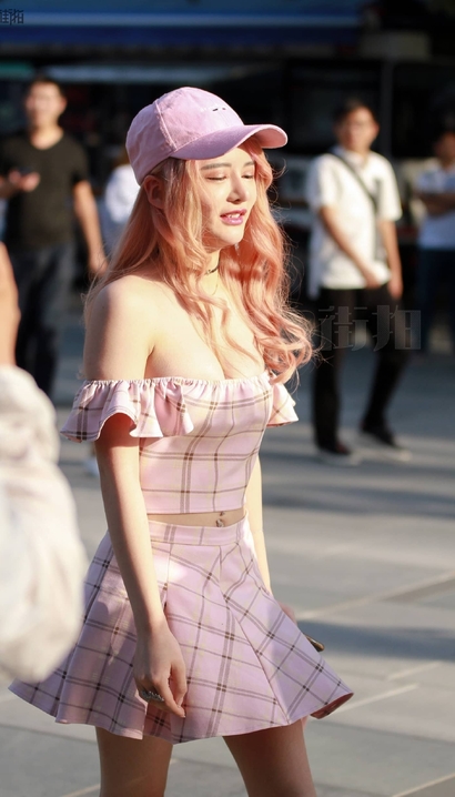 一个饱满圆润的前卫裹臀裙长腿靓女[PA-T47H]