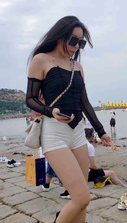 一个气质不凡的新潮热裤大长腿美女[ZK-C328]