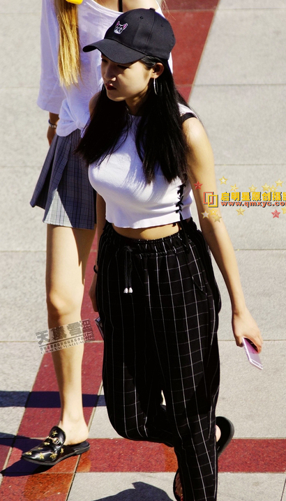 一位双瞳剪水的性感清雅服饰美臀女生[BZ-TL8O]