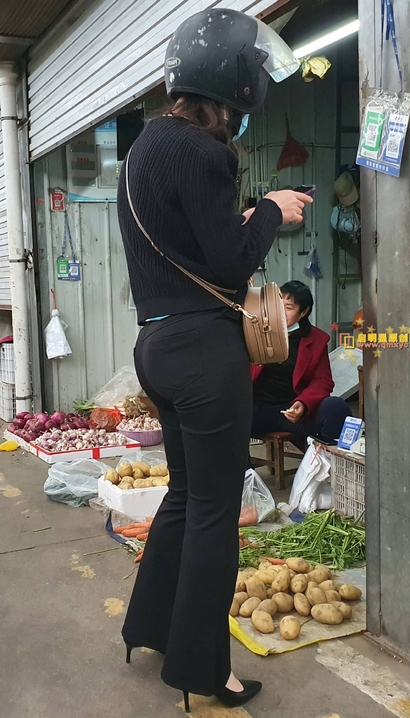 一位闭月羞花的前卫精致服饰宽臀辣妹[MT-JX7P]