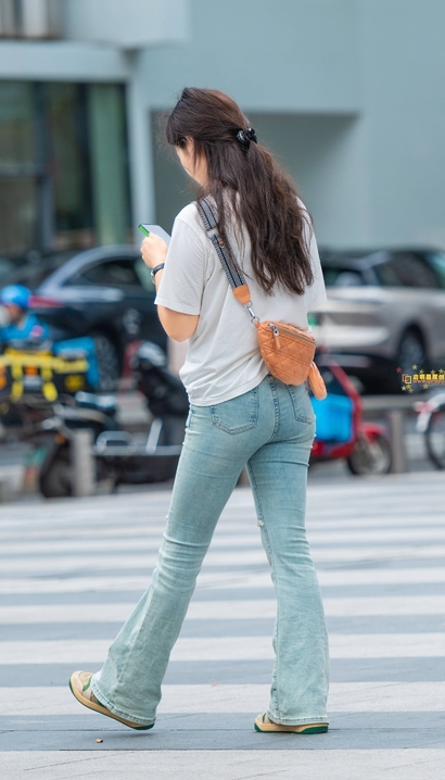抓拍月里嫦娥的极品牛仔裤大长腿美女[US-4VK0]