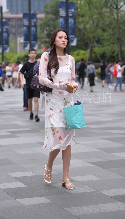 抓拍国色天资的小清新小短裙大长腿御姐[QH-12DG]
