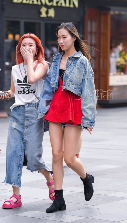 街拍窈窕淑女的前卫热裤宽臀女神[KP-3AO2]