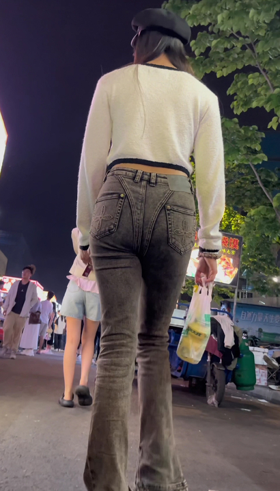 【视频】一位倾国倾城的性感紧身牛仔裤美臀女生[WC-2G1Y]