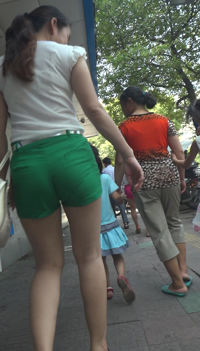 【视频】抓拍大家闺秀的时尚优美衣着宽臀女生[DD-590Q]