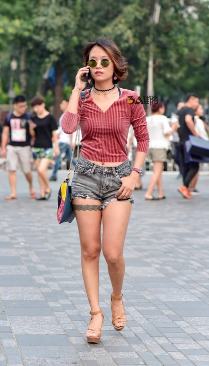 一个妍姿艳质的性感热裤大长腿靓女[XD-50QF]