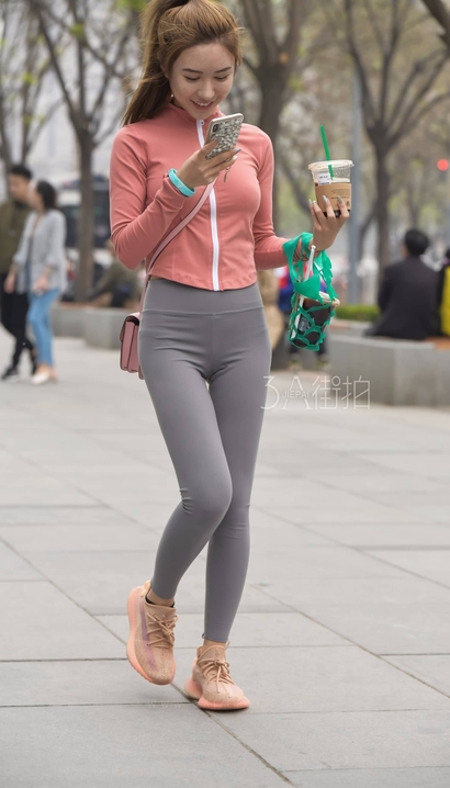 街拍娥娜翩跹的气质紧身裤丰臀女神[CD-12QV]
