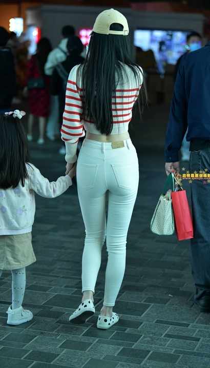一位身材匀称的时尚紧身裤圆臀美女[YQ-W91S]