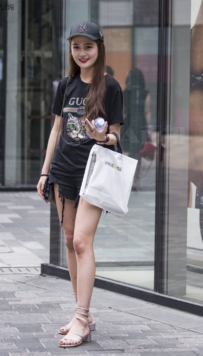一位腰如约素的小清新热裤翘臀靓女[EZ-AK5X]