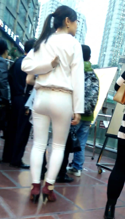 【视频】偶遇沉鱼落雁的气质个性穿扮圆臀女生[SU-D17R]