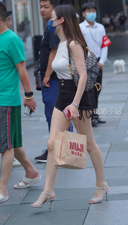 一个美艳绝伦的潮流热裤圆臀美女[EL-H9ZK]