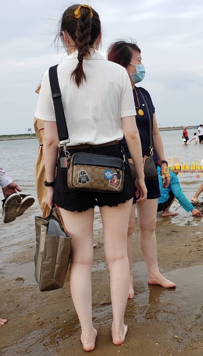 一个修眉联娟的前卫热裤丰臀美女[CW-1DMT]