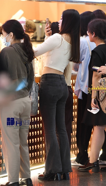 一位美目盼兮的气质紧身牛仔裤大长腿女神[NI-585Q]