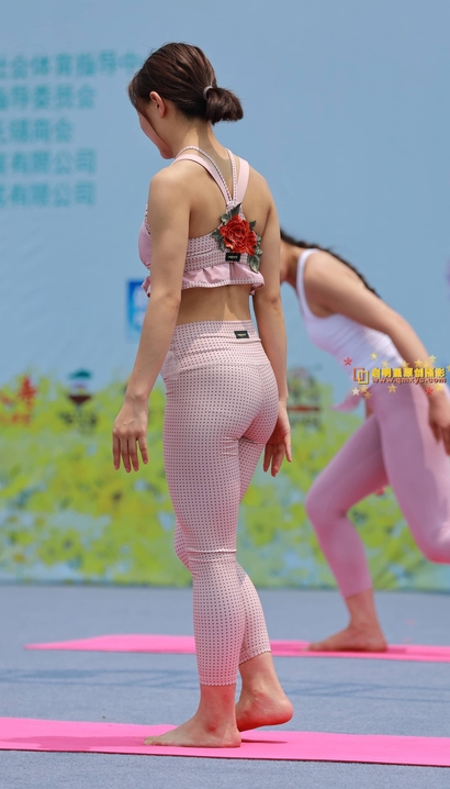 街拍妍姿艳质的气质紧身裤美腿女神[NW-Y0AL]