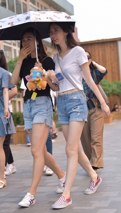 偶遇丰姿妍丽的极品热裤圆臀靓女[OU-8M5E]