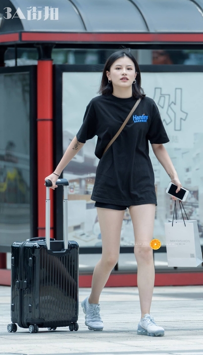 街拍绝色美人的气质热裤紧臀女生[GC-SE36]