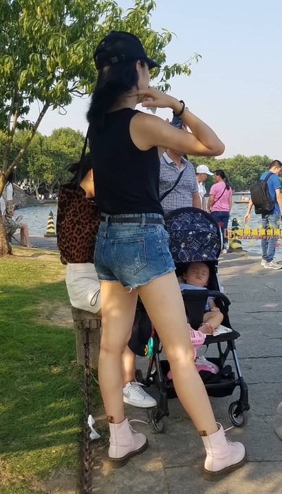 一位姹紫嫣红的前卫热裤美臀女孩[YB-8GFU]