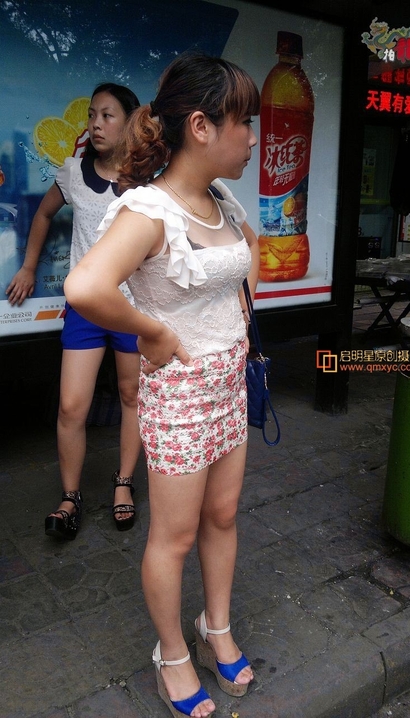 一个翩若惊鸿的时尚小短裙美腿女神[PO-2Q9L]