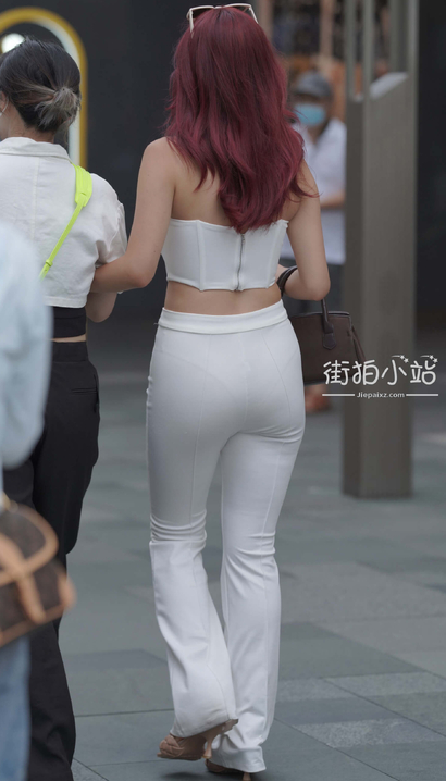 一位小家碧玉的新潮紧身裤圆臀美眉[XK-15ZV]