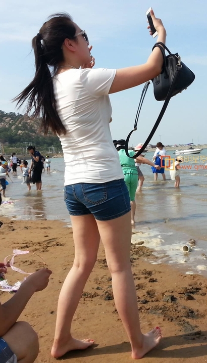 街拍美丽大方的时尚热裤圆臀美女[KW-359O]