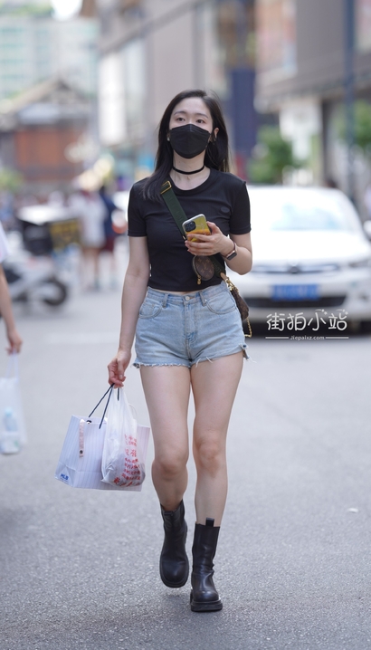 抓拍身段迷人的小清新热裤长腿辣妹[JO-IE33]