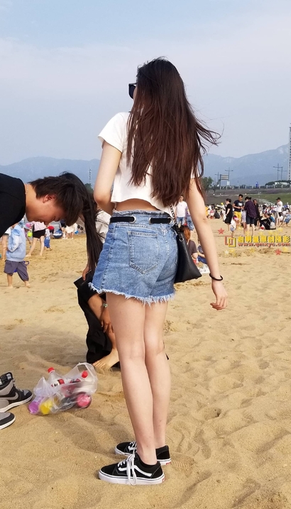 抓拍华如桃李的时髦热裤丰臀小姐姐[PI-8BN3]