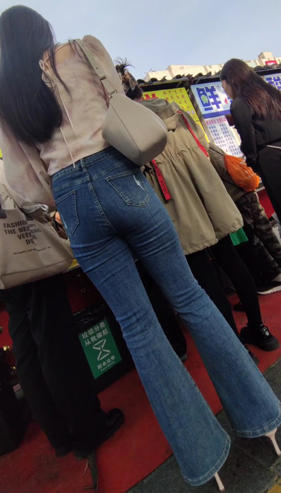 【视频】抓拍美撼凡尘的性感紧身牛仔裤宽臀女神[BY-34SE]