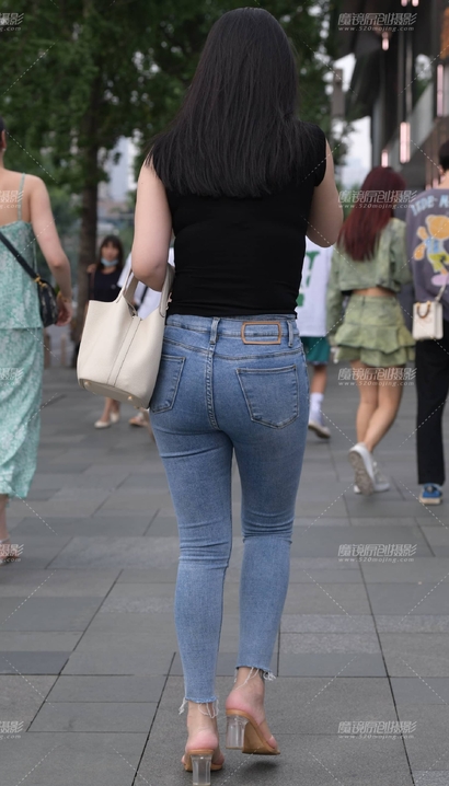 街拍明艳不可方物的性感牛仔裤圆臀美眉[UL-L9HT]