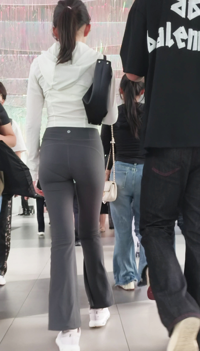 【视频】抓拍温婉娴淑的小清新紧身裤宽臀美眉[CC-GZ89]