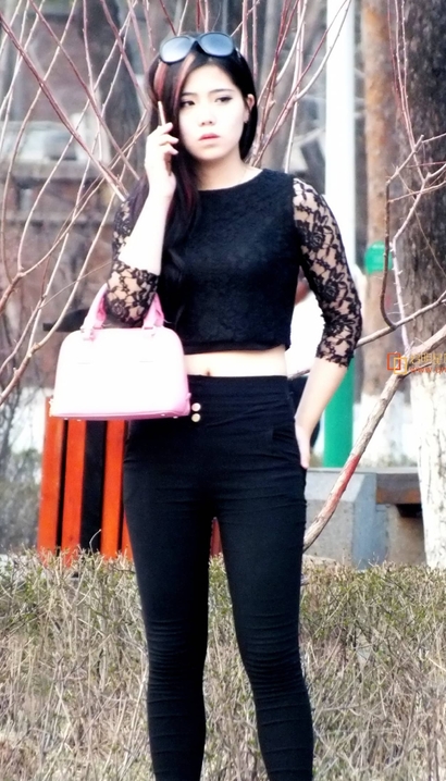 街拍聘婷秀雅的小清新紧身裤翘臀御姐[WI-48OH]