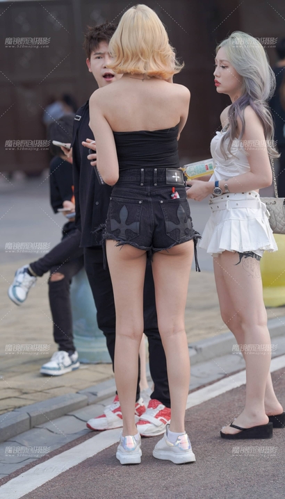街拍风姿绰约的气质热裤大长腿女神[NK-4N06]