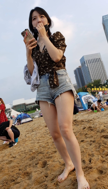 街拍饱满圆润的前卫热裤丰臀辣妹[TX-VC92]
