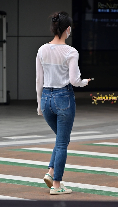 抓拍沉鱼落雁的时髦紧身牛仔裤美腿女神[OG-TA8Y]
