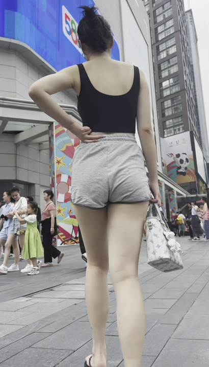 【视频】一位翩若惊鸿的气质热裤美臀女生[AQ-L54O]